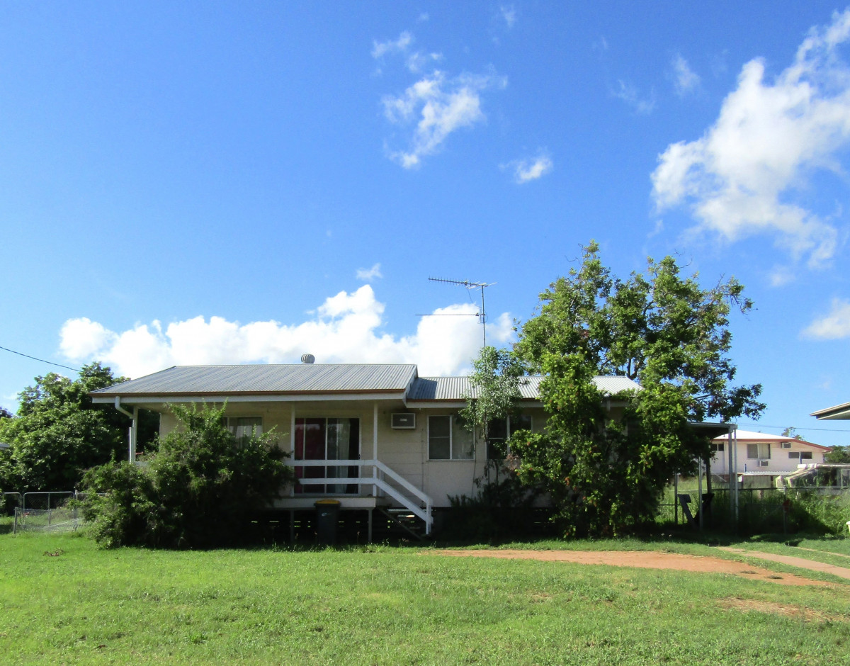 SOLD GOOD SIZED LIVING / DINING AREA AIR CONDITIONING 754 SQ M