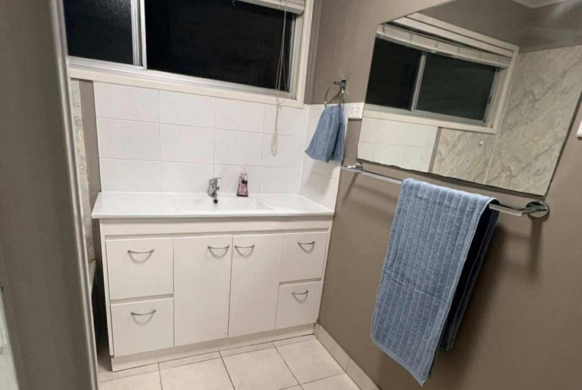 5 - Upstairs Bathroom (1)