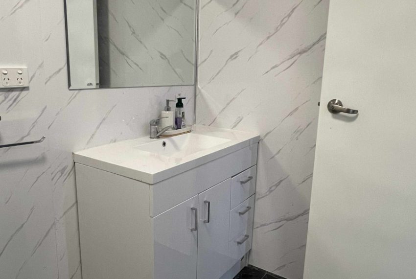 7 - Downstairs bathroom (3)